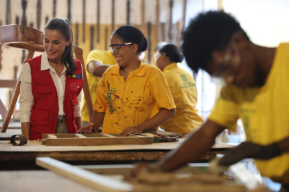 La reina junto a dos trabajadores del taller. VILLAR LÓPEZ