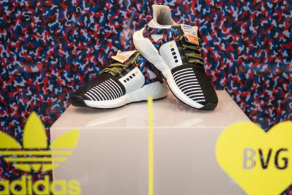 Adidas lanza unas zapatillas deportivas que permiten viajar sin billete por Berlín.