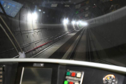 Paso del tren laboratorio por el interior del túnel en el que se realizaron las primeras pruebas. J. CASARES