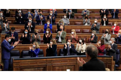 Pedro Sánchez recibe el aplauso de la bancada socialista, ayer, tras la aprobación de los PGE. FERNANDO ALVARADO