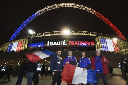 El estadio de Wembley, teñido con los colores de la bandera francesa y el lema 'Liberta, igualdad, fraternidad'