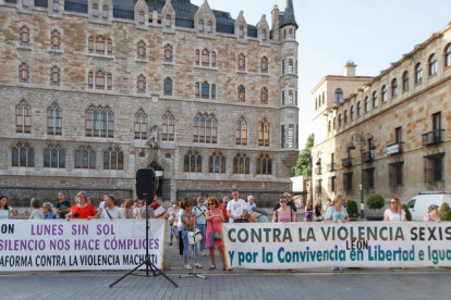 Los Lunes sin Sol se concentraron en la plaza de Botines para denunciar la violencia machista por el asesinato de mujeres. MIGUEL