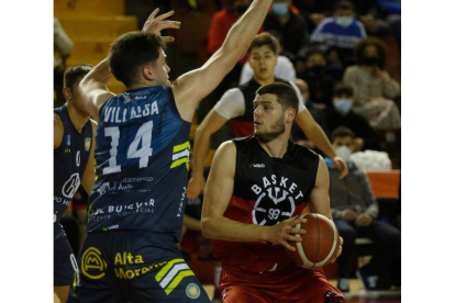 ULE Basket León logró un triunfo vital en la pista del Betanzos. FERNANDO OTERO