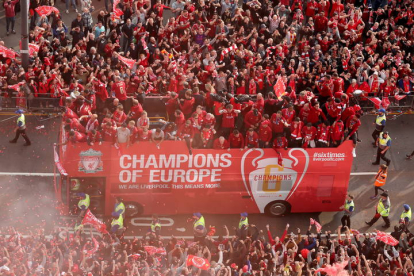 El Liverpool celebrando la pasada edición de la Champions League, en la que fue campeón. JON SUPER