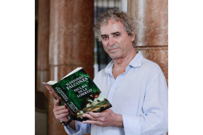 El escritor Ildefonso Falcones con su nueva novela