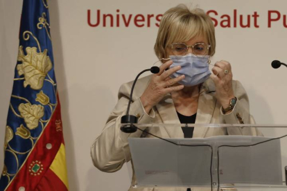 La Consellera de Sanidad, Ana Barceló, durante la rueda de prensa en la que ha informado de las medidas adoptadas. JUAN CARLOS CÁRDENAS