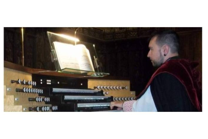 Imagen de archivo de Francisco Javier Jiménez Martínez, organista titular de la Catedral de León hasta el viernes. DL