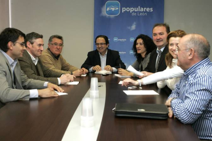 El senador del PP y vicesecretario de Política Parlamentaria, Luis Aznar, se reúne con los alcaldes de los municipios afectados por el impago del IBI derivado del paso de la autopista del Huerna