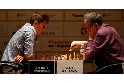 Boris Gelfand se impuso en la segunda semifinal del Magistral de Ajedrez al joven ajedrecista ruso Andrey Esipenko. FERNANDO OTERO