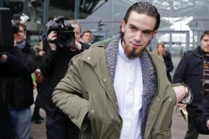 Michael Delefortrie, uno de los condenados en el macrojuicio contra la organización Sharia4Belgium, abandona el tribunal, este miércoles en Amberes.