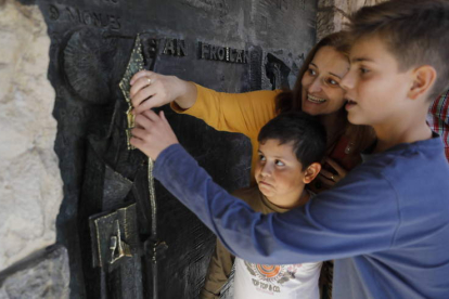 Tirar de las narices al San Froilán en bronce de la Basílica es una tradición para conseguir el deseo que se le pida. MARCIANO PÉREZ