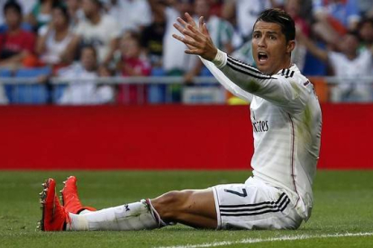 Ronaldo se queja al árbitro durante el partido ante el Córdoba en el Bernabéu.