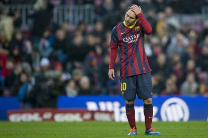 Messi, resignado ante la derrota, en los minutos finales del partido contra el Valencia.