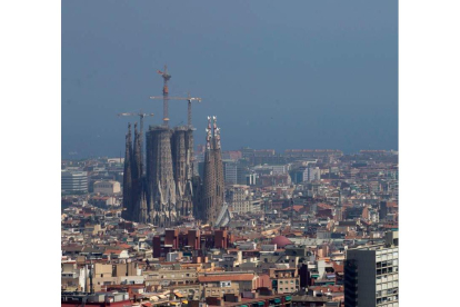 Barcelona, con la Sagrada Familia a la izquierda, con alta contaminación. QUIQUE GARCÍA