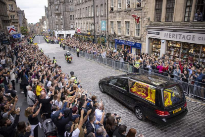 Imagen del cortejo real de Isabel II a su llegada a Edimburgo. TOLGA AKMEN