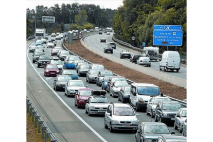 Imagen de archivo de retención de tráfico en la autopista AP-7 en Girona durante un puente festivo.