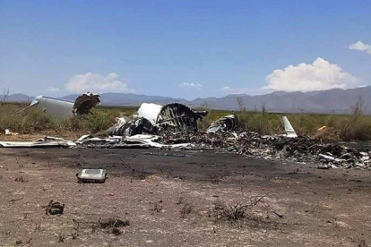 Restos de la aeronave privada que se desplomó al norte de México.