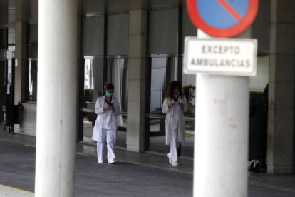 Dos trabajadoras en el exterior del Hospital de León. MARCIANO PÉREZ