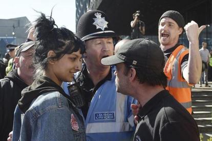La joven Saffiyah Khan se encara con uno de los meimbros del grupo británico de extrema derecha Liga de Defensa Inglesa (EDL), en su siglas en inglés, en Birmingham el pasado 8 de abril.