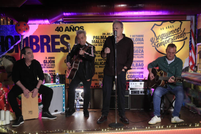 Los Hombres G durante la presentación de la gira que conmemora sus 40 años en la música. FERNANDO ALVARADO