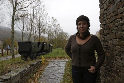 Sara Álvarez Gómez en Rioscuro, en uno de los puntos emblemáticos de la Vía Verde de Laciana. fernando otero