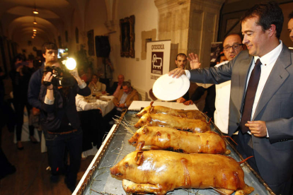 Dos centenares de comensales degustaron el menú en la Colegiata de San Isidoro.