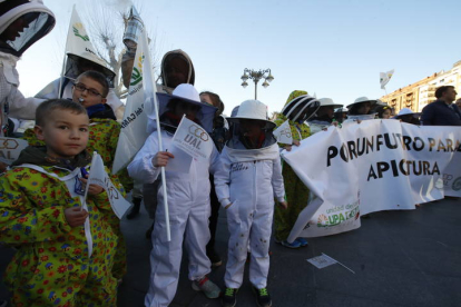 Varios apicultores acudieron a la manifestación con sus trajes de faena, también algunos de los más pequeños. RAMIRO