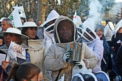 Varios apicultores acudieron a la manifestación con sus trajes de faena, también algunos de los más pequeños. RAMIRO