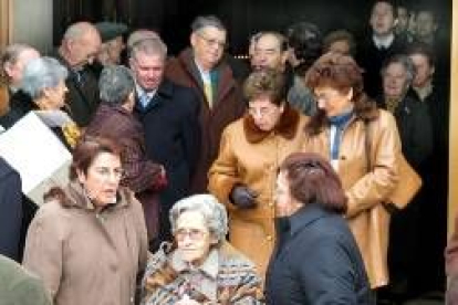 Valentina Castañón a la salida de la ermita tras la misa en honor a los santos fundadores