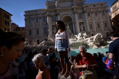 Turistas en la Fontana de Trevi, en Roma.