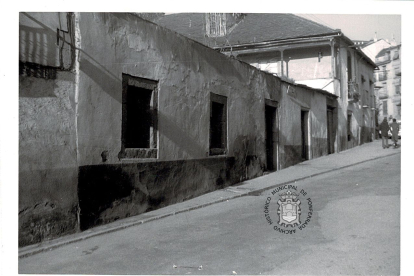 Las viviendas adosadas al Castillo en la calle Gil y Carrasco no sobrevivieron más allá de 2007. ARCHIVO HISTÓRICO MUNICIPAL DE PONFERRADA