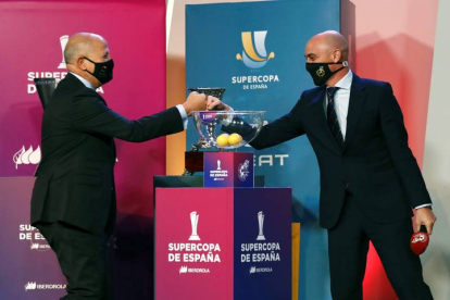 Luis Rubiales (d) y el consejero andaluz de Educación, Javier Imbroda durante el sorteo de emparejamientos de la Supercopa de España. PEDRO GONZÁLEZ