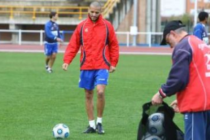 Yuri -junto al utillero en un entrenamiento- jugó en la banda al inicio de Liga y luego lo ha hecho