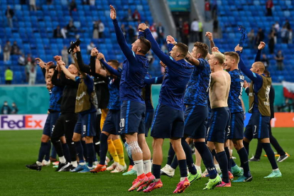 Los eslovacos celebran la victoria con su afición. KUDRYAVTSEV