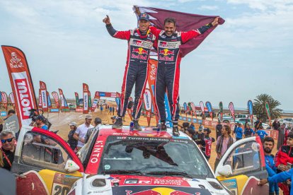 Al-Attiyah celebra junto a su copiloto el triunfo en el Dakar. EATON