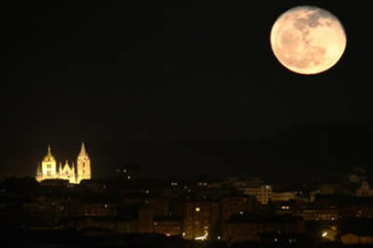 Imagen de la luna sobre el cielo de León, la última media noche, en perigeo y plenilunio de enero.