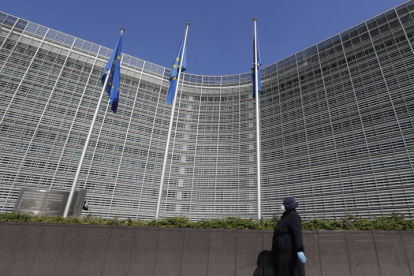 Una mujer frente al edificio de la Comisión Europea. OLIVER HOSSLET