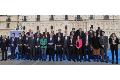 Foto de familia de los presidentes de las 38 diputaciones y cabildos insulares que se dieron cita en la comisión de la FEMP celebrada ayer en León. RAMIRO