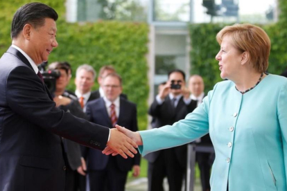 La cancillera alemana Angela Merkel da la bienvenida al presidente chino Xi Jinping.