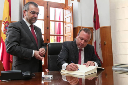 A la derecha, Joan Mesquida firma el libro de honor del Ayuntamiento de La Bañeza, en una imagen de archivod el 2011. NORBERTO