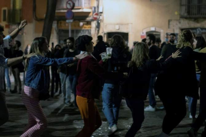 Un grupo de jóvenes se divierte en el centro de la ciudad de Barcelona, en una foto del 15 de mayo. MARTA PÉREZ