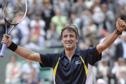 Tommy Robredo, con lágrimas en los ojos, celebra su remontada ante Nico Almagro.