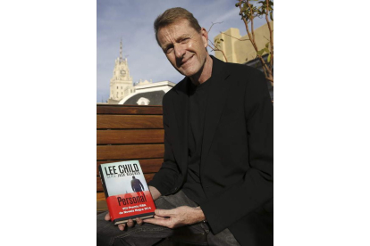 El escritor británico Lee Child con su nuevo libro, ‘Personal’