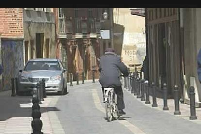 Un hombre circula en bicicleta por una de las calles urbanizadas en Valencia de Don Juan.