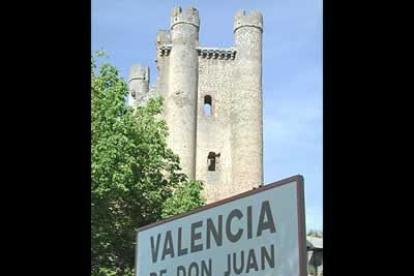 Sobre el cartel que anuncia la entrada a Valencia de Don Juan se alza el castillo, santo y seña de esta localidad.