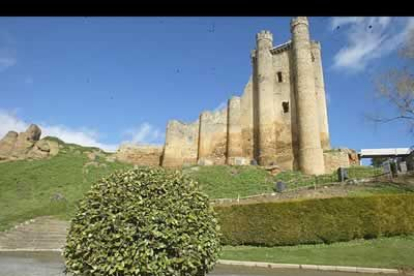 La imagen del castillo se percibe desde todos los pueblos de los alrededores de Valencia de Don Juan.