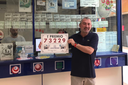 El lotero de Carrefour muestra orgullo el primer premio vendido en su administración, ubicada en Carrefour. DL