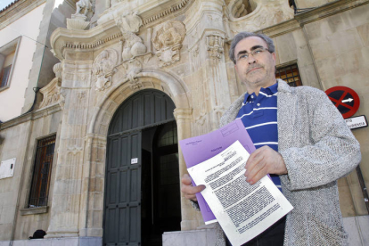 Alejandro Calleja, padre de Rubén, presentando en 2013 una denuncia en la audiencia provincial. Así protestaba cuando a su hijo con síndrome de down se le negó la escolarización en un centro ordinario. BRUNO MORENO