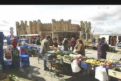 El mercado semanal de Valencia de Don se celebra a los pies del castillo.