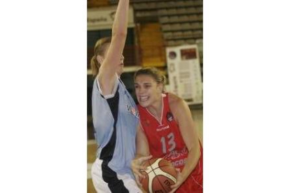 Lucila Pascua pugna para intentar anotar con la dura defensa del Celta